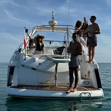 Front Edificio Mayoral Centro Ciudad Y Primera Linea Playa Muy Amplio Y Espacioso *