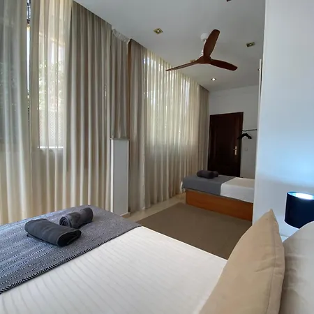 Front Edificio Mayoral Centro Ciudad Y Primera Linea Playa Muy Amplio Y Espacioso * מארבלה