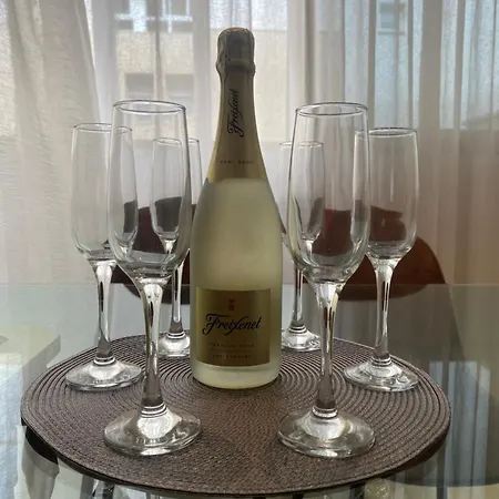 Front Edificio Mayoral Centro Ciudad Y Primera Linea Playa Muy Amplio Y Espacioso * מארבלה