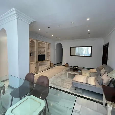 Front Edificio Mayoral Centro Ciudad Y Primera Linea Playa Muy Amplio Y Espacioso מארבלה