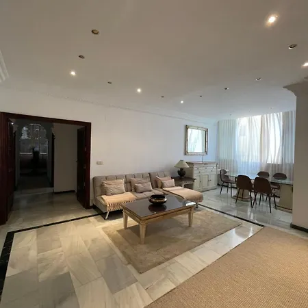 Front Edificio Mayoral Centro Ciudad Y Primera Linea Playa Muy Amplio Y Espacioso * מארבלה