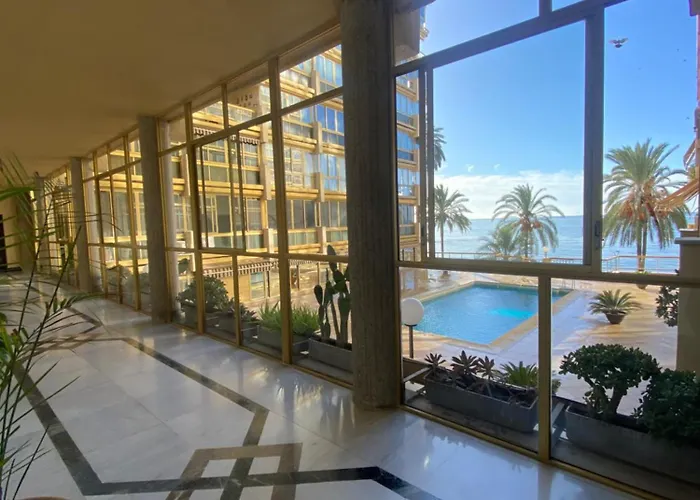 Front Edificio Mayoral Centro Ciudad Y Primera Linea Playa Muy Amplio Y Espacioso Marbella