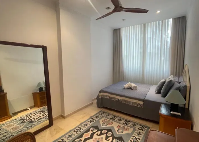 Front Edificio Mayoral Centro Ciudad Y Primera Linea Playa Muy Amplio Y Espacioso Marbella