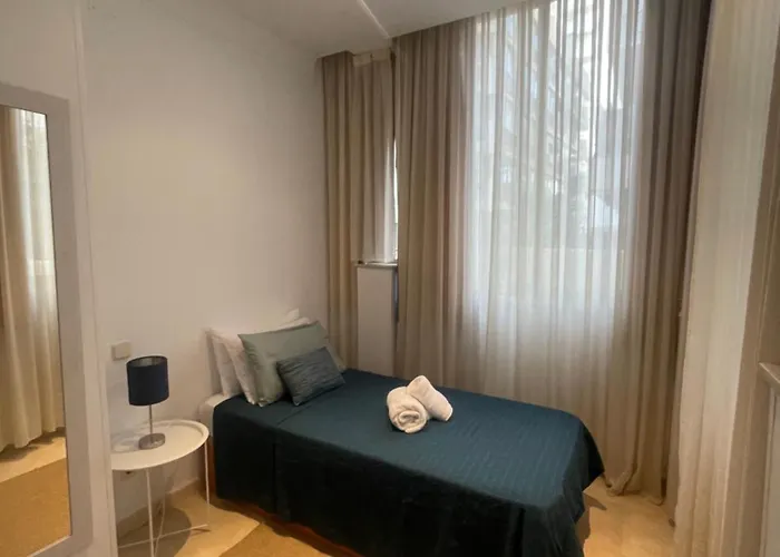 Front Edificio Mayoral Centro Ciudad Y Primera Linea Playa Muy Amplio Y Espacioso Marbella